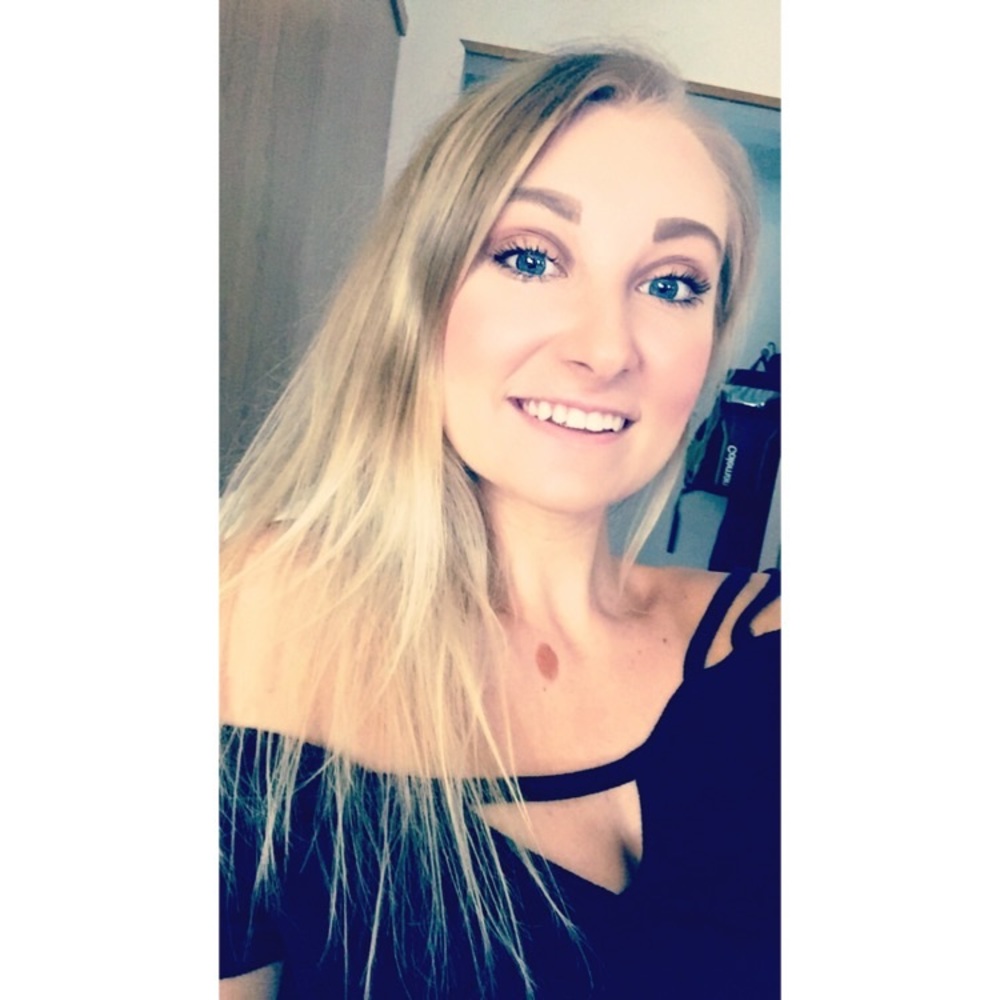 MEET YOUR POSHER 👩🏼‍⚕️💉💍